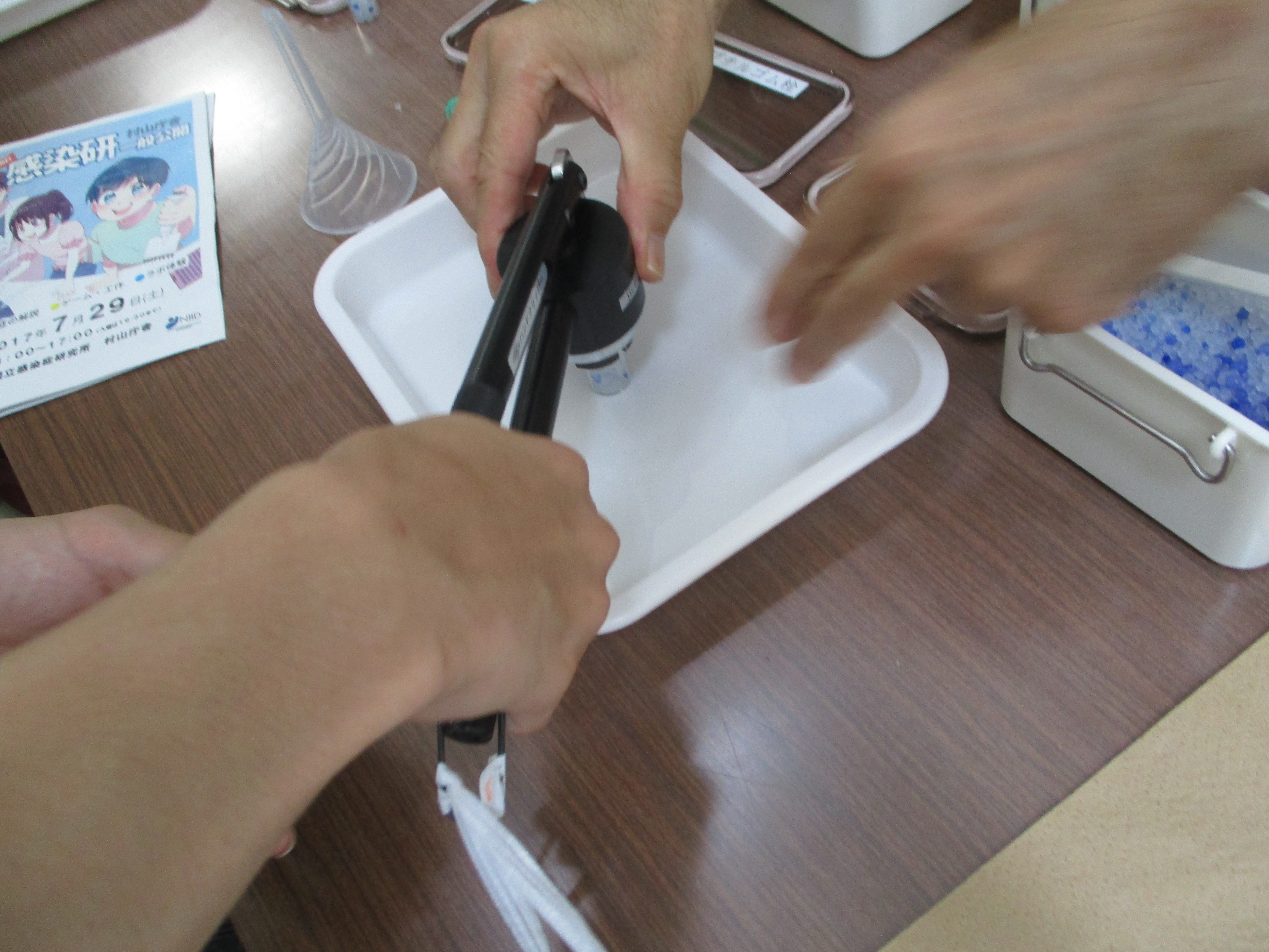 特殊な道具で栓を締めている様子