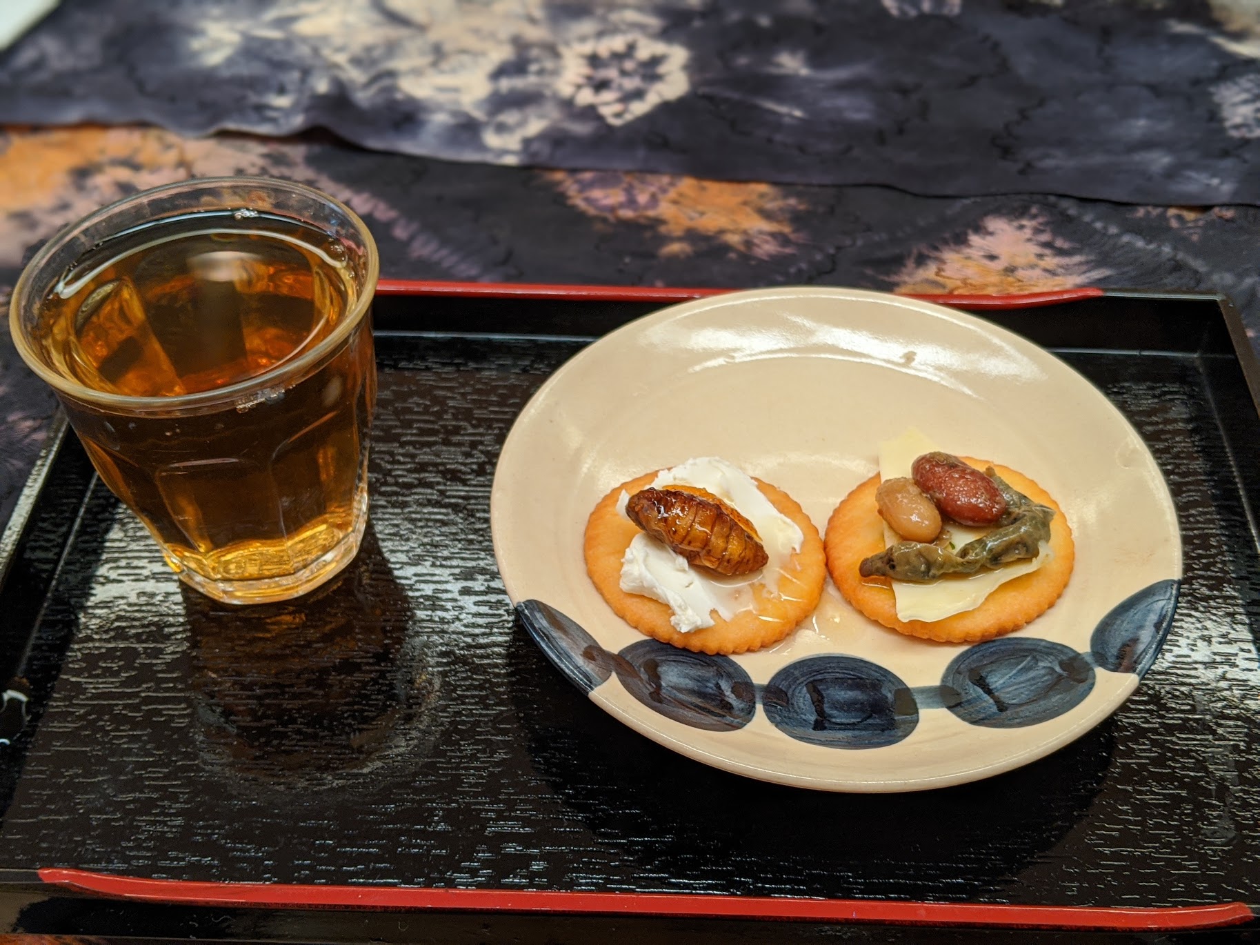 カイコのお茶とビスケットの画像