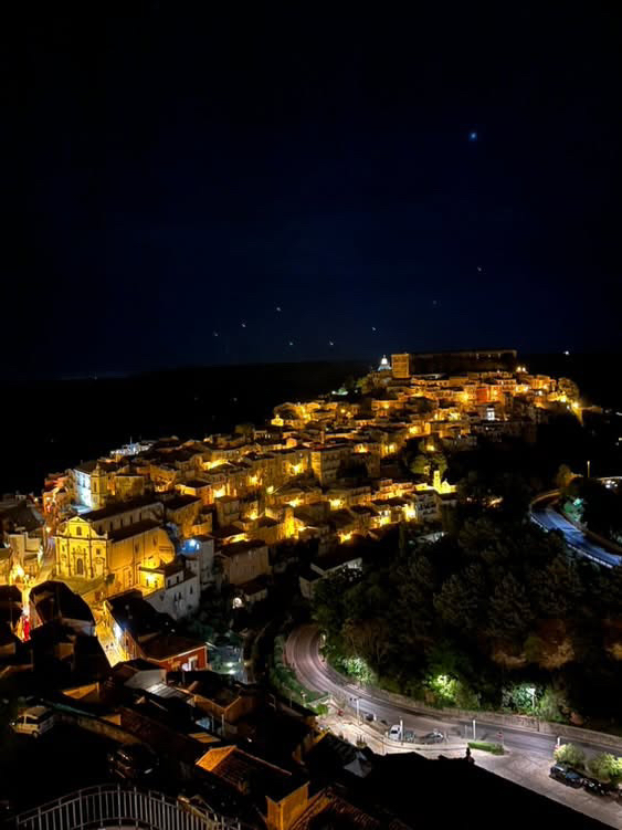 イタリアのシチリア島の夜景