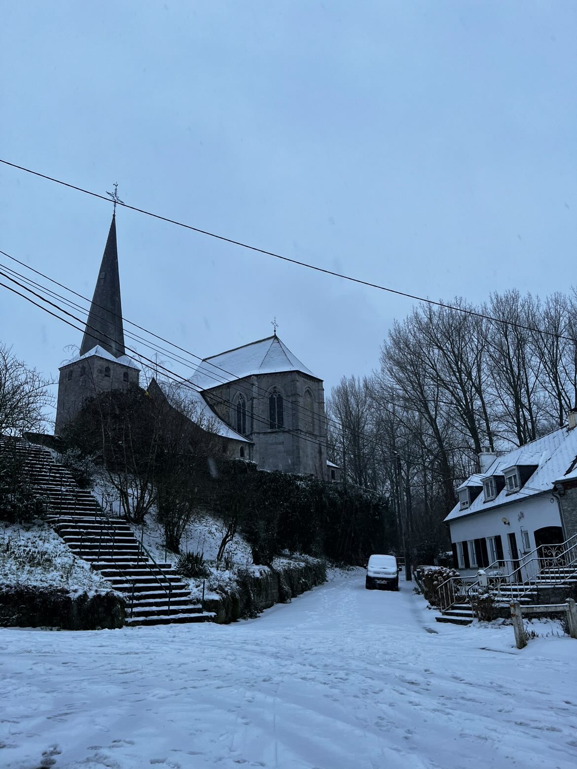 ベルギーの雪が積もった町