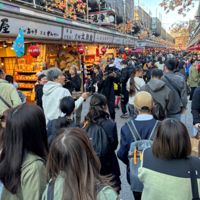 浅草 仲見世通りにて観光客で賑わっている様子